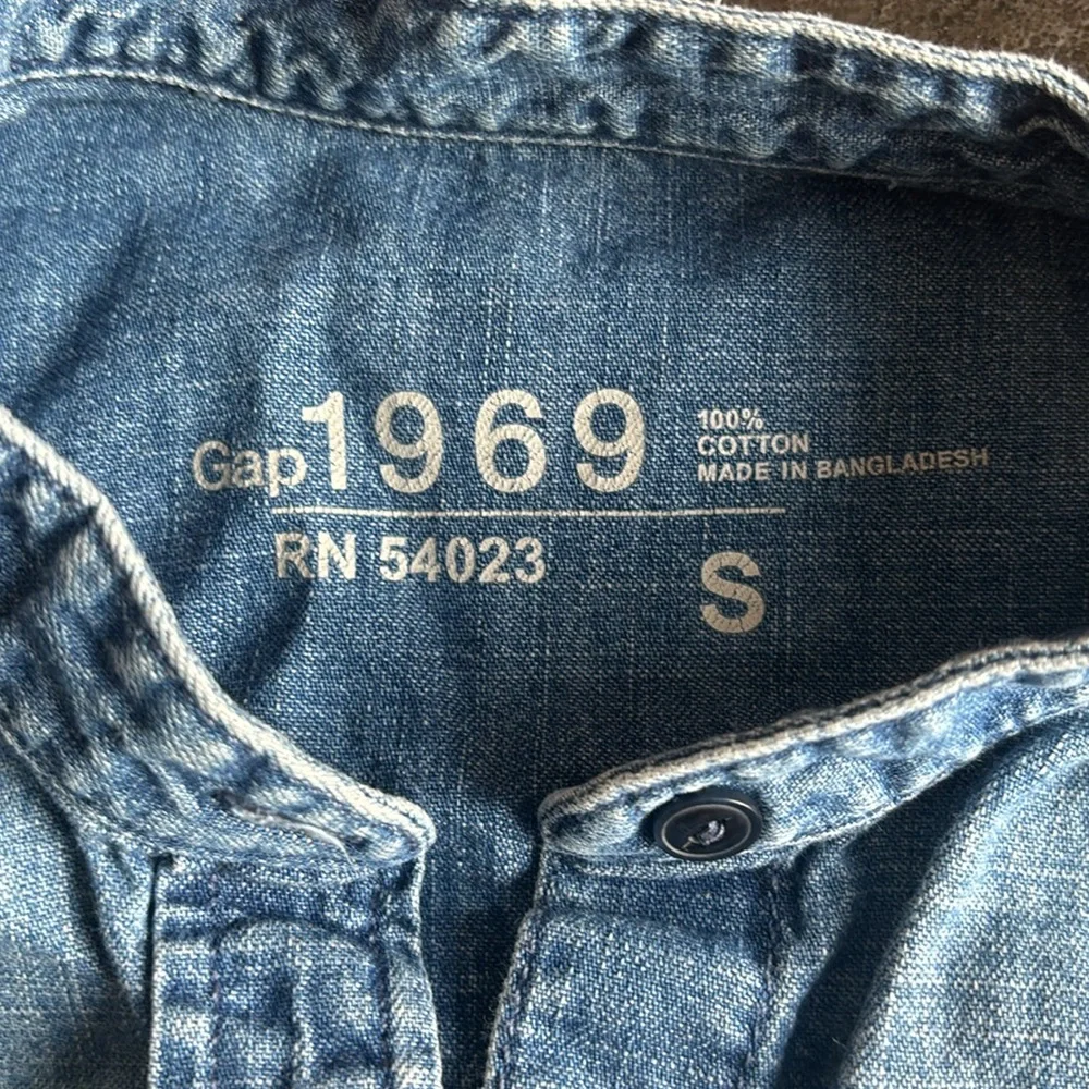 GAP 1969 denim button down shirt with frayed seam details - Picture 2 of 4